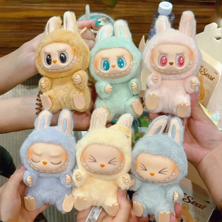 2025 nova geração de estilo comum labubu os monstros pingente de vinil boneca mochila estátua bonito brinquedo colecionável presente de aniversário