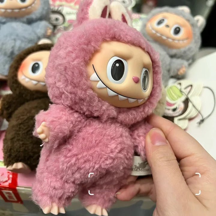 2025 nova geração de estilo comum labubu os monstros pingente de vinil boneca mochila estátua bonito brinquedo colecionável presente de aniversário