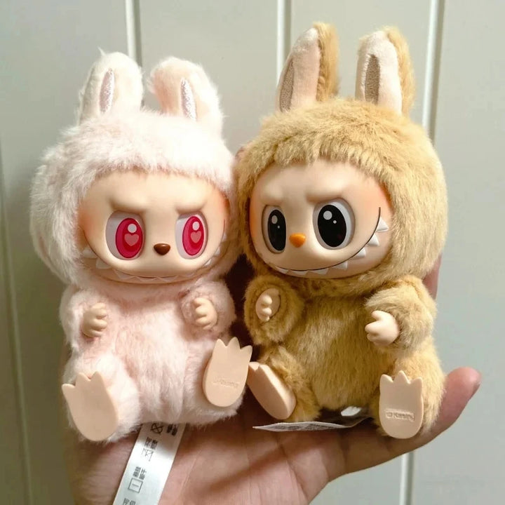 2025 nova geração de estilo comum labubu os monstros pingente de vinil boneca mochila estátua bonito brinquedo colecionável presente de aniversário