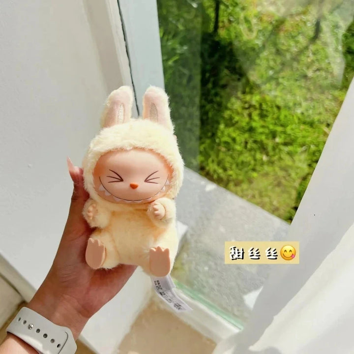 2025 nova geração de estilo comum labubu os monstros pingente de vinil boneca mochila estátua bonito brinquedo colecionável presente de aniversário