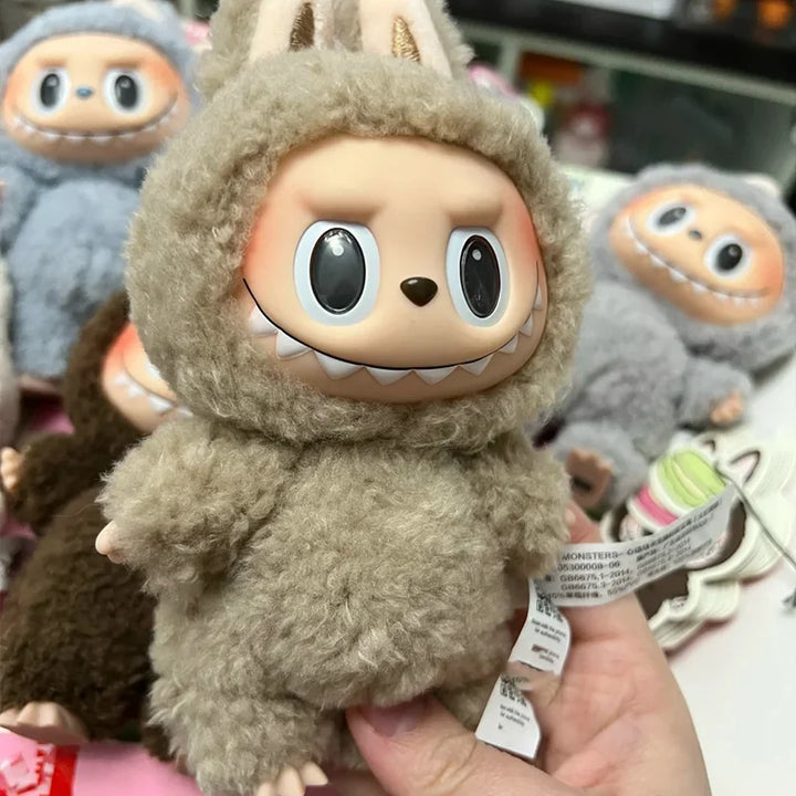 2025 nova geração de estilo comum labubu os monstros pingente de vinil boneca mochila estátua bonito brinquedo colecionável presente de aniversário