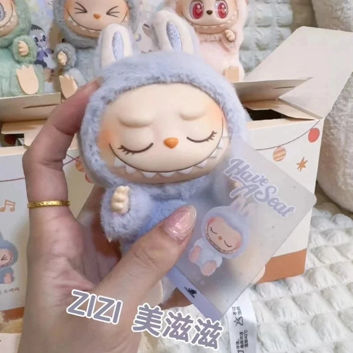 2025 nova geração de estilo comum labubu os monstros pingente de vinil boneca mochila estátua bonito brinquedo colecionável presente de aniversário